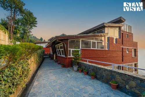 StayVista at Orchards - Elysium Estate with WiFi, Bonfire