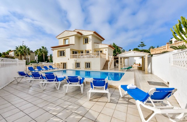 STEFKA, large capacity in Calpe for 16 pax, private pool and free wifi