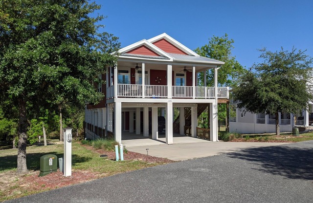 Steinhatchee riverfront. Fishing, scalloping and relaxation yours for the asking