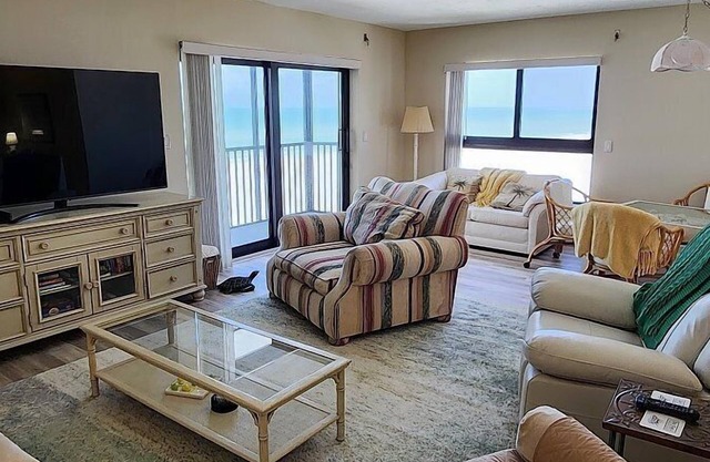 Step into paradise at Island Winds condo 824. You will enjoy captivating Gulf.