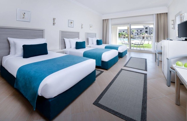 Steps from Private Beach, Dive Center, Pool & Vibrant Evening Entertainment