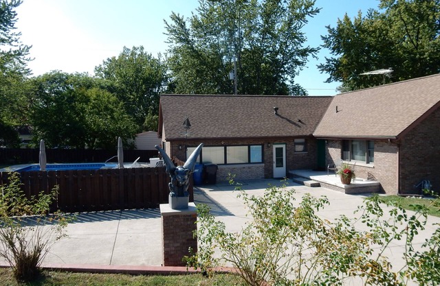 Steps to Lake Erie near Port Clinton- Private Hot Tub, Seasonal Pool, Recreation