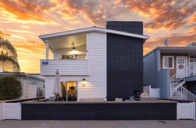 Steps to Sand! 2 Homes in 1 – Sleeps 17, Outdoor Space, Walk to Shops & Dining