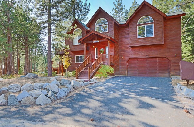 Stine Haus - 3 Bedroom, 2.5 Bath - HOT TUB & Beach Access!