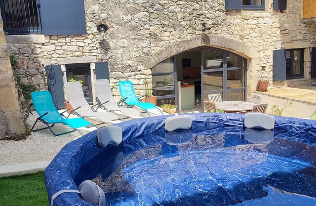 Stone barn with spa in a southern village, ideal for everyone!