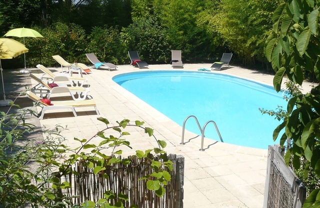 Stone house of character with very large swimming pool 1850 prices: 20.07-27.07