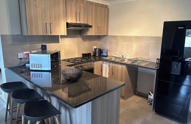 Stone Ridge Haven: Spacious 2-Bedroom Apartment for All Stays!