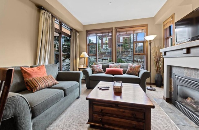 Stone's Throw 2: Charming, Ground Level, 2BDRM Condo w/Private Hot Tub