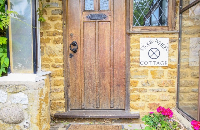 STONE WHEEL COTTAGE, pet friendly, with pool in Hook Norton