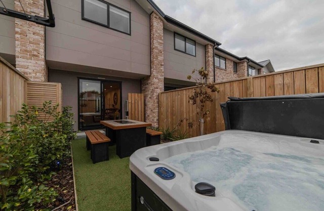 Stones Throw From the Stadium & Hot Tub