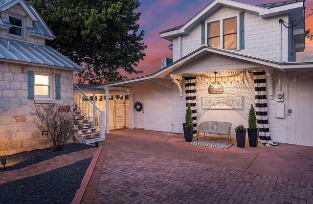Stonewall Bungalows - Sleeps 15