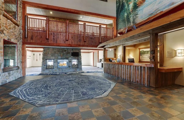 Stoney Creek Quad Cities, Expanded King w/Whirlpool | 3 Units