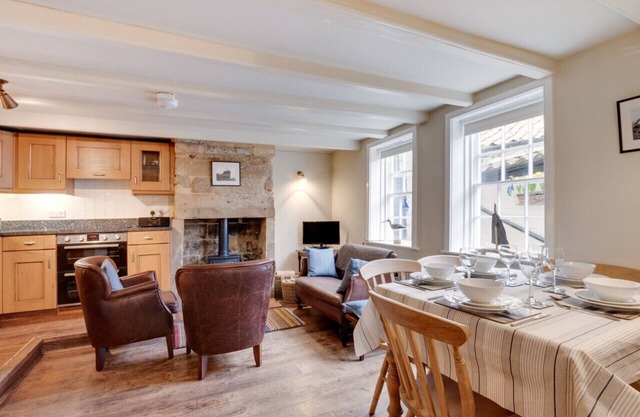 Storm Cottage - Two Bedroom House, Sleeps 5