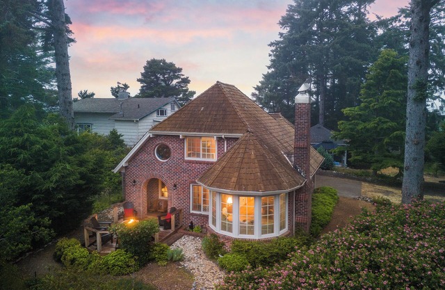 Storybook Cottage-New- Walk to beach/shops, multi-generational, girls getaways