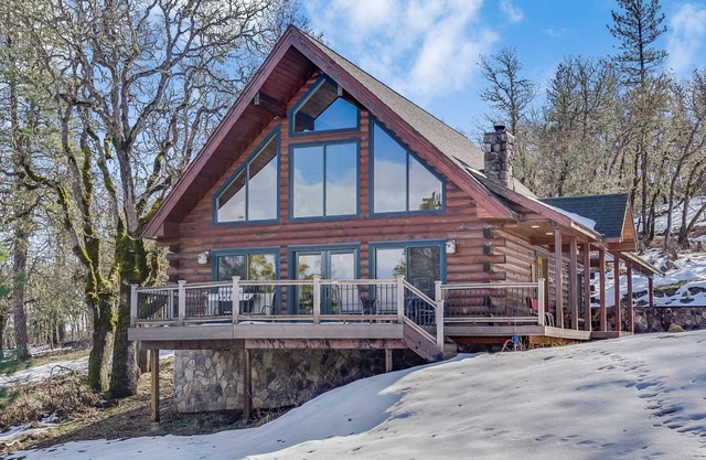 Straight From The Heart, Cozy Log Cabin at Hartland Lake Near Lyle