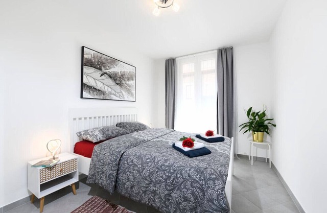 Strategic Airbnb near train station + free parking