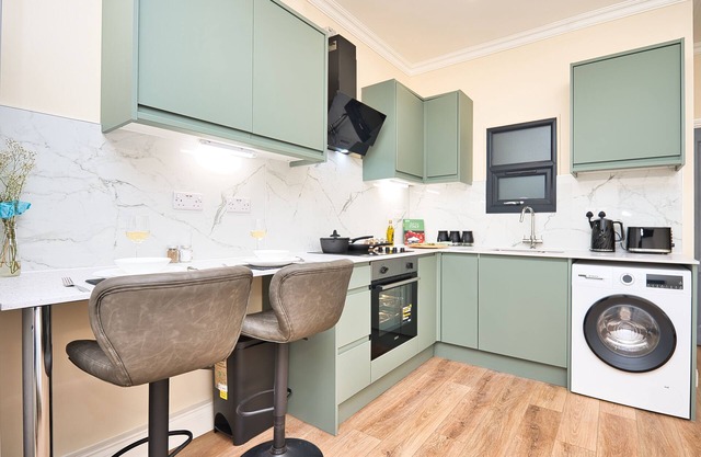 Stratford Studio Flat for 3 in London E15