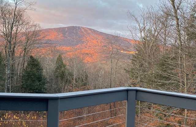 Stratton Mountain retreat with view, air conditioning and hot tub!