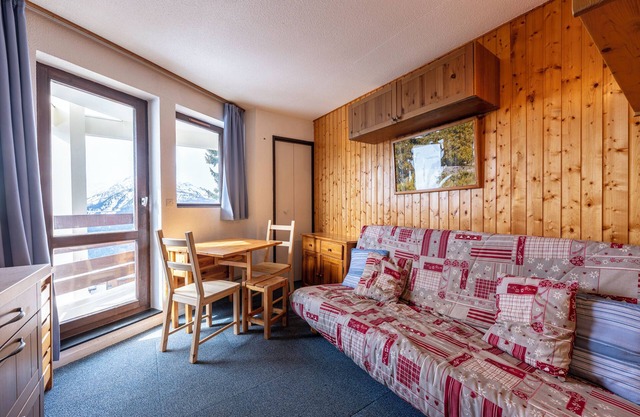 Studio 'Les Bouquetins A' with South-facing Valley View and Balcony