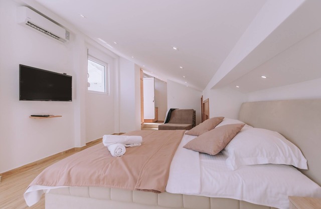 Studio (2 Adults + 1 Child)