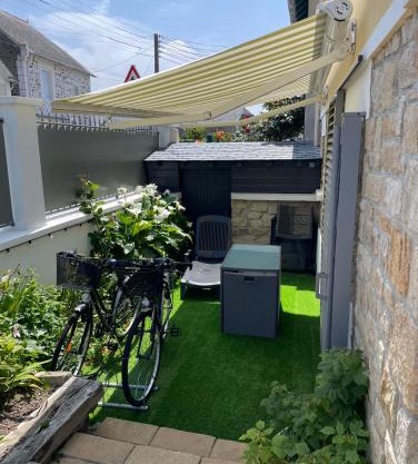 STUDIO 3 Mn de la PLAGE Terrasse Vélos Proche de la ville fortifiée