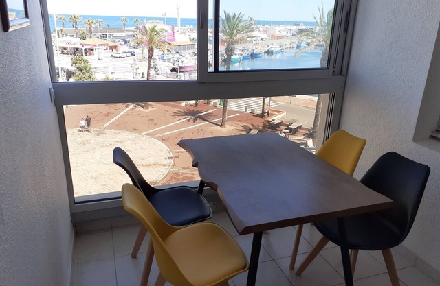 Studio, 4px, great view of the marina, 66750 St Cyprien beach. 250 € week