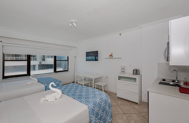 Studio 7th floor with lateral view to the sea