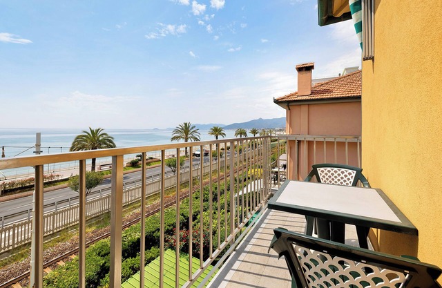Studio Apartment "Monolocale 9" with Sea View, 2 Balconies & Wi-Fi