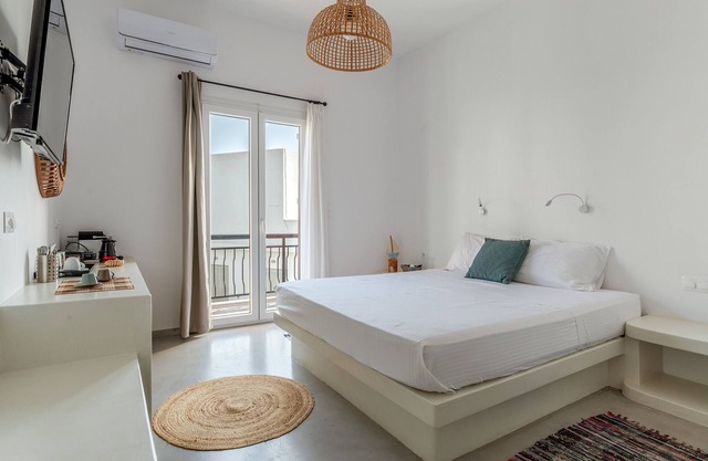 Studio Apartment 'Kleris 5 Tinos' with Private Terrace, Wi-Fi and Air Conditioning