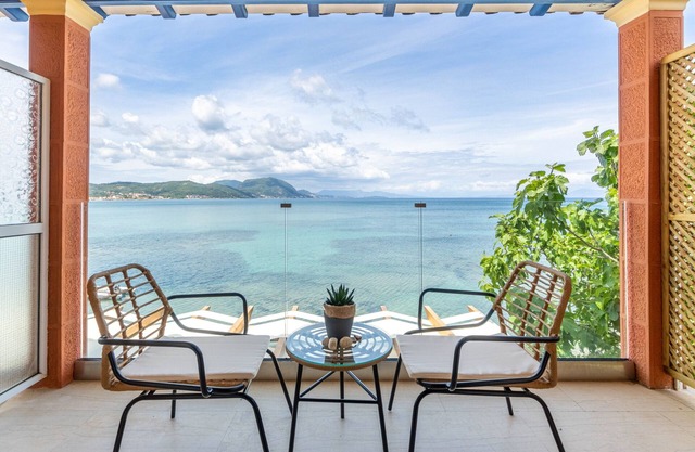 Studio Apartment 'Nikos Seaside 5' with Sea View, Wi-Fi and Air Conditioning