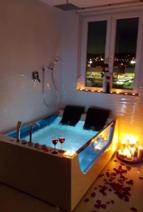 Studio-Apartment VAL - Luxury massage chair - Private SPA- Hot Tub, Infrared Sauna, , Parking with video surveillance, Entry with PIN 0 - 24h, FREE CANCELLATION 24 hours before Check In, Premium pillows and mattress
