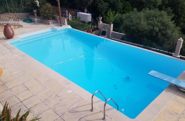 Studio avec piscine dans mas provençal