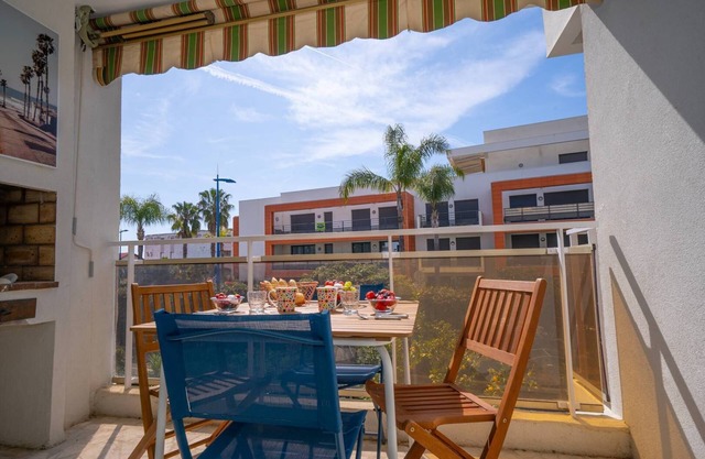 Studio cabin Sea view Air conditioning Wifi Private parking Shops and beach on foot