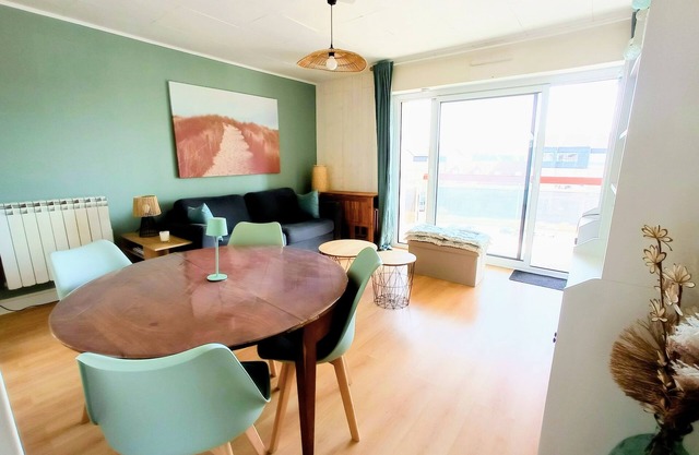 Studio cabin, sleeps 4, on the Sainte Cécile esplanade