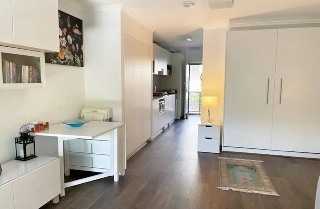 studio centrally located in NEWTOWN. nThe longer you stay = discount!n