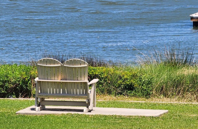 Studio condo with amazing water views, short walk to the beach