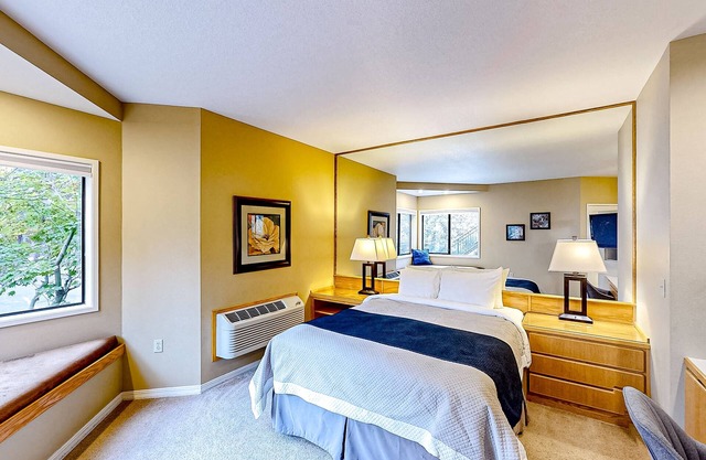 Studio condo with shared pool & hot tub, WiFi, close to outdoor recreation