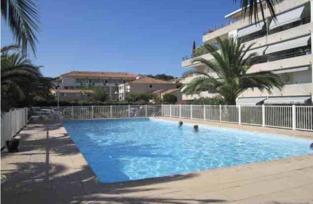 Studio dans résidence piscine 500m de la plage 2*