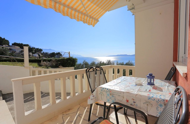 Studio flat near beach Mimice, Omiš (AS-18149-d)