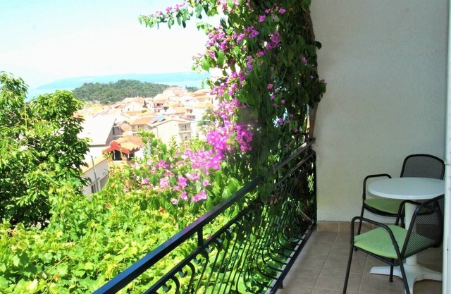 Studio flat with balcony and sea view Makarska (AS-22168-a)