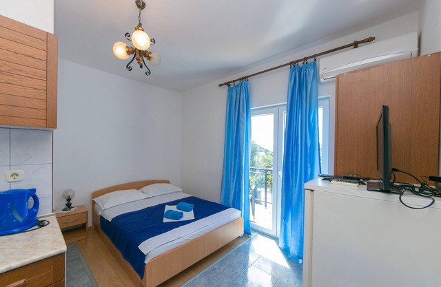 Studio flat with balcony and sea view Gradac, Makarska (AS-14708-b)