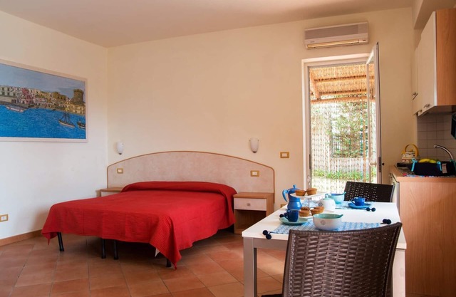 Studio-Large-Ensuite with Shower-Garden view