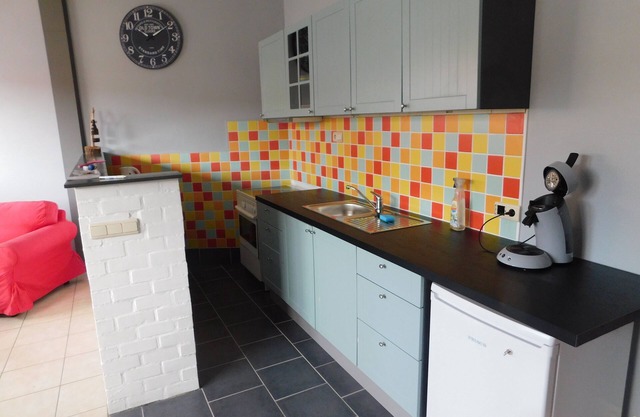 Studio near station and shops, for single person or couple