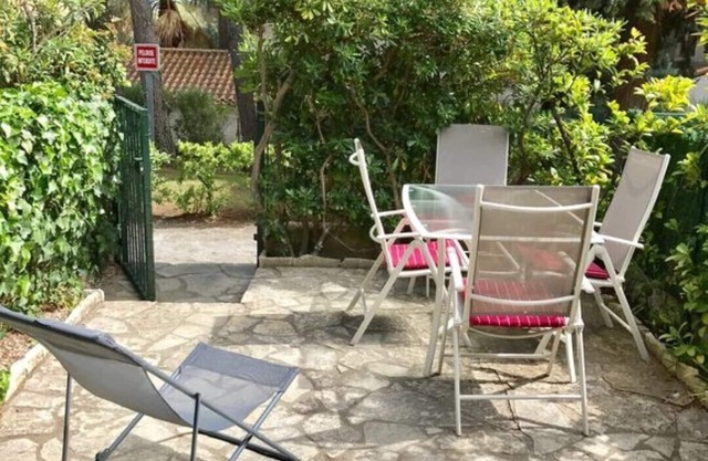 Studio near the sea with small garden in a quiet residence with trees