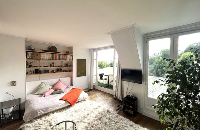 Studio Panoramic View on Montmartre & Paris.nSafe building, top floor elevator.