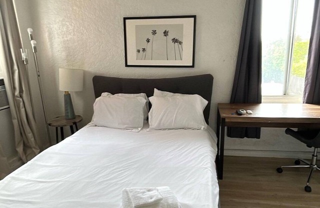 Studio perfect for couples! Near DTLA!