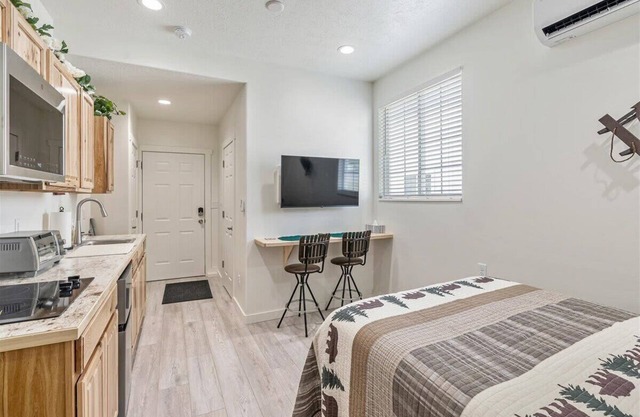 Studio Unit, Shared Hot Tub & Fully Fenced Yard