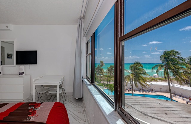 Studio with pool and sea view