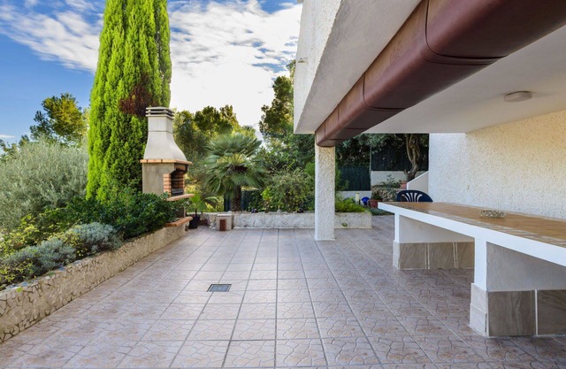 Stunning private villa for 7 guests with A/C, WIFI, private pool, TV, patio and parking