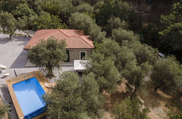 Stunning private villa for 8 guests with private pool, WIFI, pets allowed and parking